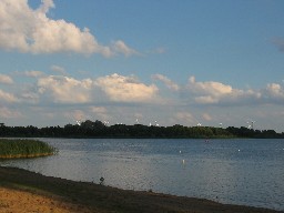 Plaa w Wolinie - widok na farm wiatrakw w Zagrzu